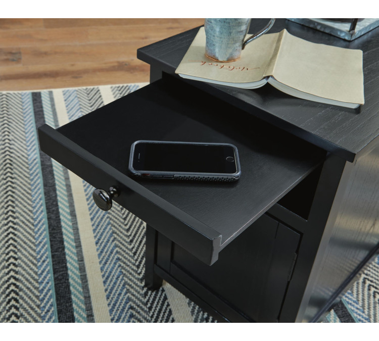Treytown Chairside End Table - Black