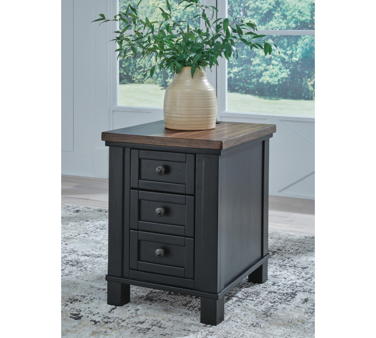 Wildenauer Chairside End Table - Brown/Black