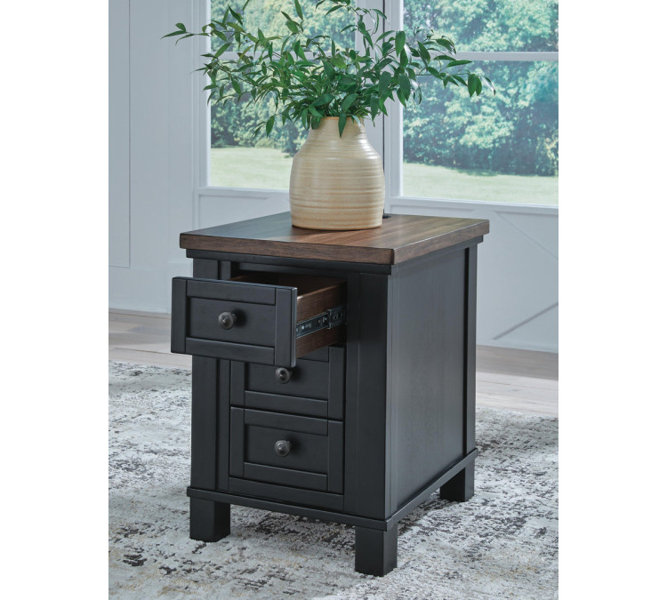 Wildenauer Chairside End Table - Brown/Black